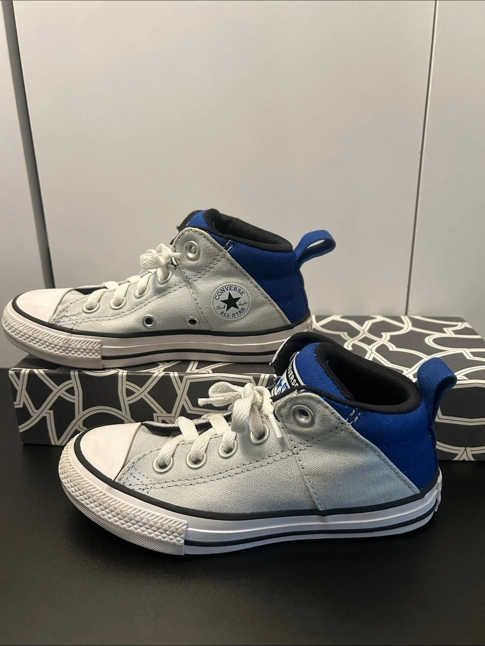 Converse Chuck Taylor All Star CTAS Axel Mid Sneakers. Kid Size 12